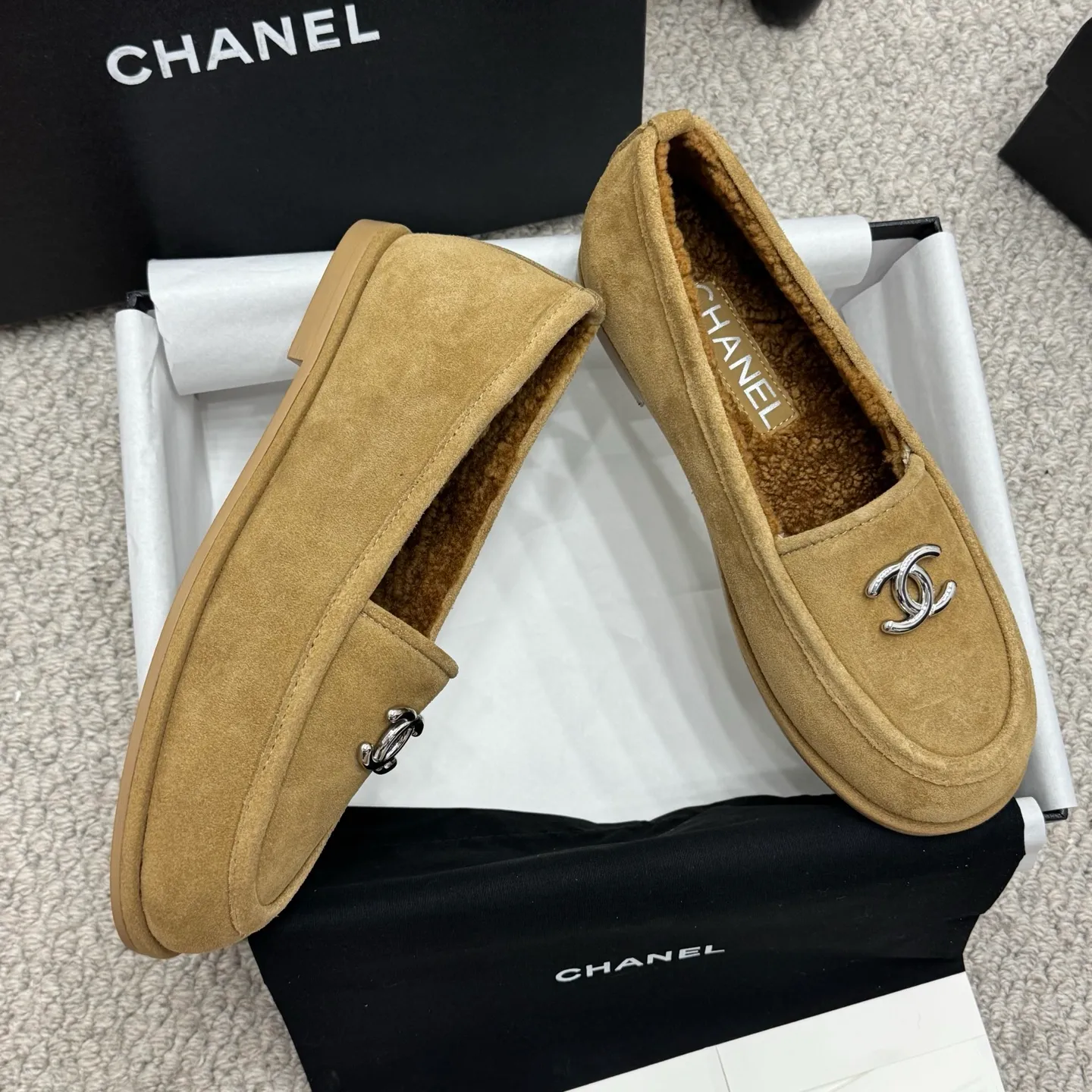 👟👟Ex-factory price 600👟👟 Classic model 🇨🇳ChaneL 25K Teddy fur loafers Simple and high-end design, super versatile! Double C logo embellishment! Imported suede has the texture of natural animal leather visible to the naked eye! The top version is stress-free when entering and exiting the cabinet. It has a bookish texture on the feet and feels great on the feet. Versatile item. ✅Upper: Customized imported suede. ✅Inner lining: imported lamb wool. ✅Outsole: imported genuine leather. ✅Size: 35-40. ✅Comes with a full set of packaging.